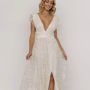 Wedding Dress Ivory in color
Size M 
New Wedding Dress
Shimmer Gown